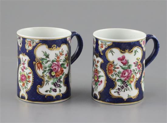 A good pair of small Worcester mugs, circa 1768, H. 8.5cm